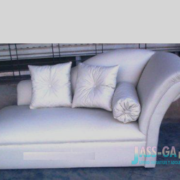 Divan de eco cuero,linea adolescente. medidas 1,50 cm de ancho,80 cm de alto,50 cm de profundidad.023 si podes ponele un fondo o recortarlo asi quede mas estetico.